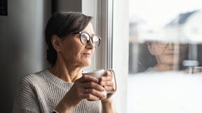 Ο εθελοντισμός και τα εγγόνια "αντιμετωπίζουν" τη μοναξιά μετά τα 50