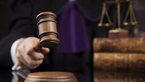 Μέτρα για την ανάκτηση της κοινωνικής εμπιστοσύνης στη δικαιοσύνη ζητούν δικαστές και εισαγγελείς