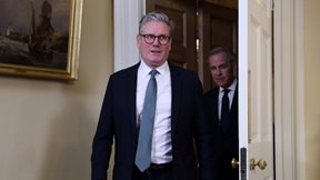 Βρετανία: Ο Στάρμερ δεσμεύεται για μέτρα για τον περιορισμό της παιδικής φτώχειας