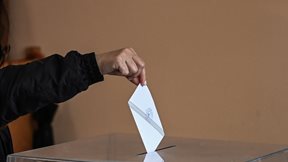 Δημοσκόπηση Palmos Analysis: Στο 30,1% η ΝΔ - Το "κόμμα Καρυστιανού" νικάει τον Τσίπρα