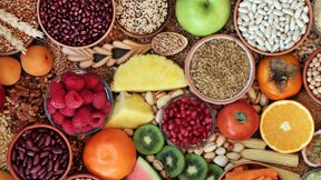 Τα τρία superfoods που πρέπει να έχουμε στο πιάτο μας κάθε μέρα εάν είμαστε άνω των 40