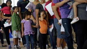 ΗΠΑ: Μετανάστες στάλθηκαν σε φυλακή στο Ελ Σαλβαδόρ - "Φτάσατε στην Κόλαση"