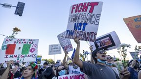 Η πολιτική εργαλειοποίηση της μετανάστευσης υπονομεύει τη δημοκρατία