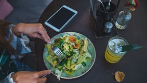 Τι να τρώμε για να κρατήσουμε τη μνήμη μας ζωντανή μετά τα πενήντα, σύμφωνα με μελέτες