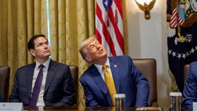 HΠΑ: Στο Air Force One η συνάντηση του Τραμπ με τον εμίρη και τον πρωθυπουργό του Κατάρ