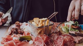 Υπερεπεξεργασμένα τρόφιμα; Χημικά που μένουν για πάντα στο σώμα μας; Τι κρύβεται πίσω από την έκρηξη του καρκίνου στις ηλικίες κάτω των 50 ετών