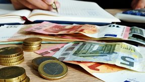 Ακριβότερο φέτος το εορταστικό τραπέζι – "Αλμυρά" τα γλυκά, απλησίαστο το κρέας