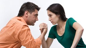 Άνδρες vs Γυναίκες: Τελικά, ποιος αντέχει περισσότερο στον πόνο;