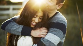 Γιατί πρέπει να φιλιέστε περισσότερο το χειμώνα
