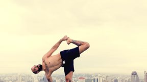 Γιόγκα ή ψυχοθεραπεία: Τι μειώνει περισσότερο το άγχος;