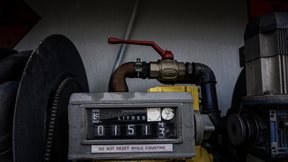 Φθηνότερα από πέρυσι πετρέλαιο θέρμανσης και βενζίνη - Στα περσινά επίπεδα το ρεύμα