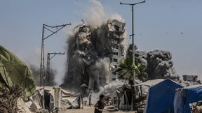 Το Ισραήλ συνεχίζει τις αεροπορικές επιδρομές και κατεδαφίζει σπίτια στη Γάζα