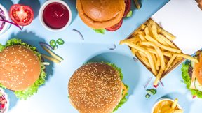 Fast food και έτοιμα σνακ αυξάνουν το κίνδυνο για καρκίνο του παχέος εντέρου