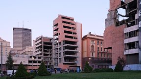 Σερβία: Ουρανοξύστες του γαμπρού Τραμπ στον χώρο του βομβαρδισμένου από το ΝΑΤΟ κτηρίου του ΓΕΣ