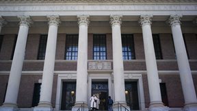 Παγκόσμιο "μέτωπο" πρυτάνεων κατά Τραμπ για το Χάρβαρντ