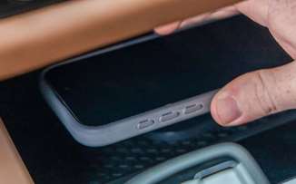 Η Nissan αλλάζει την ασύρματη φόρτιση κινητού στο αυτοκίνητο και την κάνει χρήσιμη