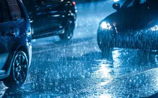 Βροχή και οδήγηση: Τι πρέπει να προσέξεις-ποια σημεια του δρόμου κρύβουν παγίδες