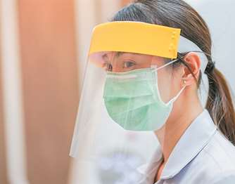 Κορονοϊός: Τα μαντίλια, οι κουκούλες και τα "κολάρα" λαιμού δεν...