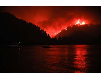 Νύχτα αγωνίας στην Εύβοια - Άνιση μάχη με τις φλόγες σε όλα τα μέτωπα