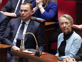 Η γαλλική κυβέρνηση επιβιώνει παρά τρίχα