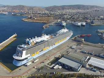 Στο λιμάνι του Πειραιά το "Ovation of the Seas"
