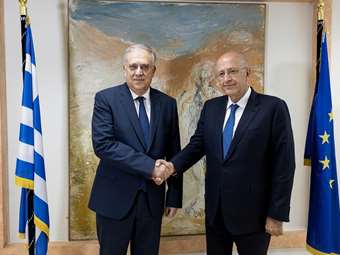 Συνάντηση Τάκη Θεοδωρικάκου με τον νέο πρόεδρο του ΣΕΒ για την ανασυγκρότηση της βιομηχανίας