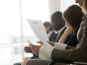 Βρετανία: Άνοδος της ανεργίας, μείωση των μισθών