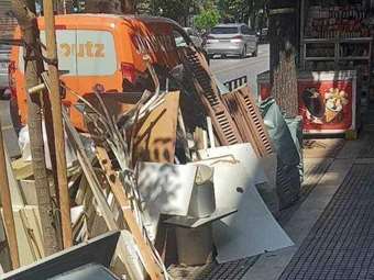 Θεσσαλονίκη: "Τσουχτερή καμπάνα" από τον δήμαρχο σε πολίτη που παράτησε ογκώδη αντικείμενα στο δρόμο