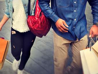 ΕΛΣΤΑΤ: Αυξήθηκαν διαθέσιμο εισόδημα και κατανάλωση, μειώθηκαν οι αποταμιεύσεις