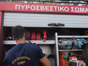 Yπο έλεγχο η πυρκαγιά σε εγκαταλελειμμένο κτήριο στην οδό Ευελπίδων