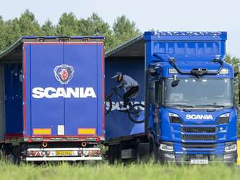 Ποδηλάτης πήδηξε μέσα από κινούμενα φορτηγά (video)