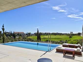 Μια νεόδμητη βίλα προς πώληση στο Costa Navarino