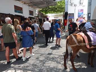 Νέο "άλμα" 9% στον τζίρο καταλυμάτων και εστίασης τον Σεπτέμβριο - Πτώση σε Μύκονο και Σαντορίνη το γ' τρίμηνο