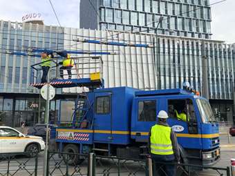 Ξηλώθηκαν τα πρώτα καλώδια του τρόλεϊ στον Πειραιά (φωτογραφίες, video)