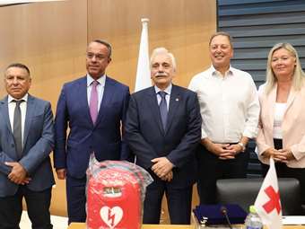 Η Helleniq Energy προσέφερε 11 υπερσύγχρονους απινιδωτές στον Ελληνικό Ερυθρό Σταυρό