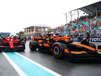 F1: Η LEGO έφτιαξε 10 αληθινά αυτοκίνητα από τουβλάκια στο Μαϊάμι (video)