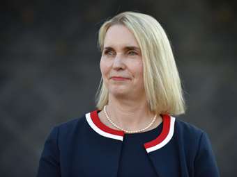 Η πρέσβειρα των ΗΠΑ στην Ουκρανία μέχρι τον Απρίλιο κατηγορεί τον Τραμπ για κατευνασμό του Πούτιν