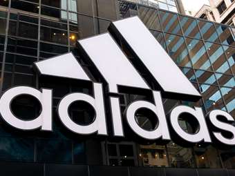 Adidas: Ισχυρό τρίμηνο, αναβάθμιση του outlook και άλμα 5% η μετοχή