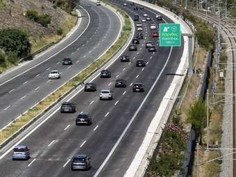 Εθνική οδό Αθηνών - Κορίνθου: Φορτηγό ανετράπη και τυλίχθηκε στις φλόγες - Κυκλοφοριακές ρυθμίσεις