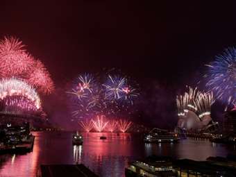 Η Κίνα υποδέχθηκε τη "Χρονιά του Φιδιού" με φωτορυθμικά σόου και πυροτεχνήματα