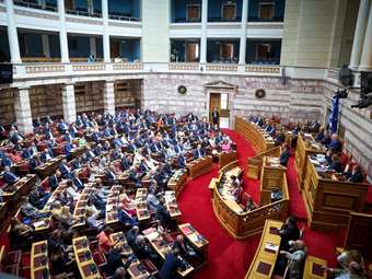 Ψηφίζεται η τροπολογία για τους μετανάστες - Οι εσωτερικοί τριγμοί στη ΝΔ και η κομματική πειθαρχία