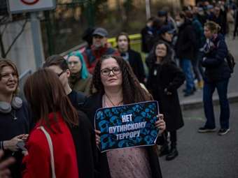 "Όλα έχουν αποφασιστεί για εμάς" - Οι Ρώσοι στις κάλπες, αλλά χωρίς μεγάλο ενθουσιασμό