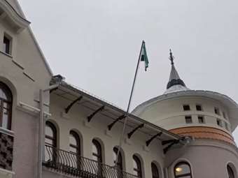 Πτώση Άσαντ: Η σημαία της συριακής αντιπολίτευσης υψώθηκε στην πρεσβεία της Συρίας στη Μόσχα