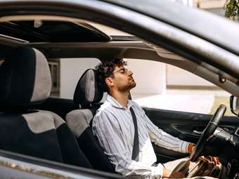 Οδήγηση τη νύχτα: Βασικοί κίνδυνοι και πως ένας υπνάκος σώζει ζωές