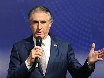 Doug Burgum: Να δώσουμε προσιτή και ασφαλή ενέργεια