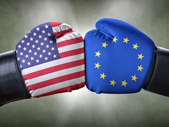 Bloomberg: Οι εμπορικές συνομιλίες ΗΠΑ - ΕΕ εστιάζουν στην απαλλαγή της ευρωπαϊκής αυτοκινητοβιομηχανίας από τους δασμούς