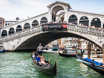 Επιστρέφει το τουριστικό τέλος των 5 ευρώ στη Βενετία - Για ποιους επισκέπτες διπλασιάζεται