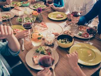 ΕΛΣΤΑΤ: Το 10,4% των νοικοκυριών με παιδιά δεν μπορεί να προσφέρει γεύμα με κρέας, κοτόπουλο ή ψάρι σε καθημερινή βάση