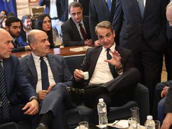 Κ. Μητσοτάκης σε βουλευτές ΝΔ: Εκλογές την άνοιξη του 2027 – "Σημασία έχει να μην σουβλιστούμε εμείς"