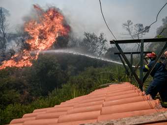 Υπό μερικό έλεγχο η φωτιά στην Πλάκα Λιτοχώρου – Επιχειρούν εναέρια μέσα